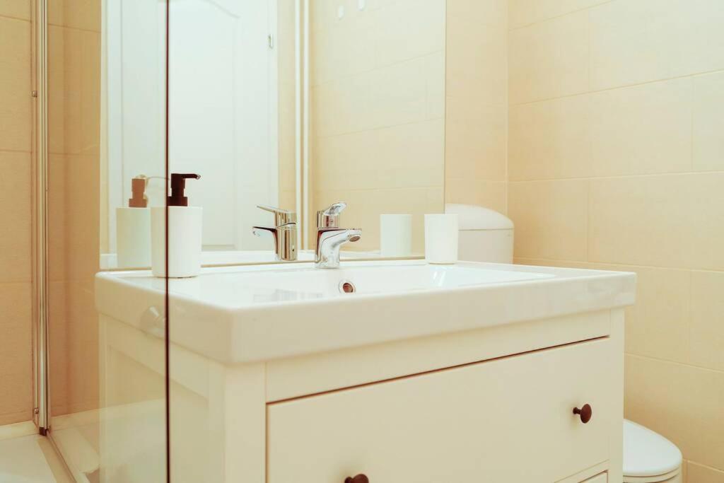 Elegant Vibes Apartment Next To Obor Market บูคาเรสต์ ภายนอก รูปภาพ